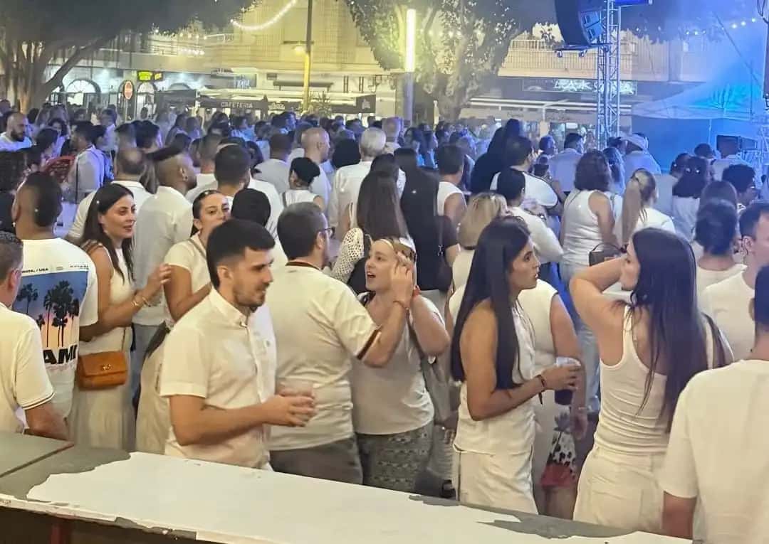 La Fiesta Blanca de Redován: blanco en la plaza