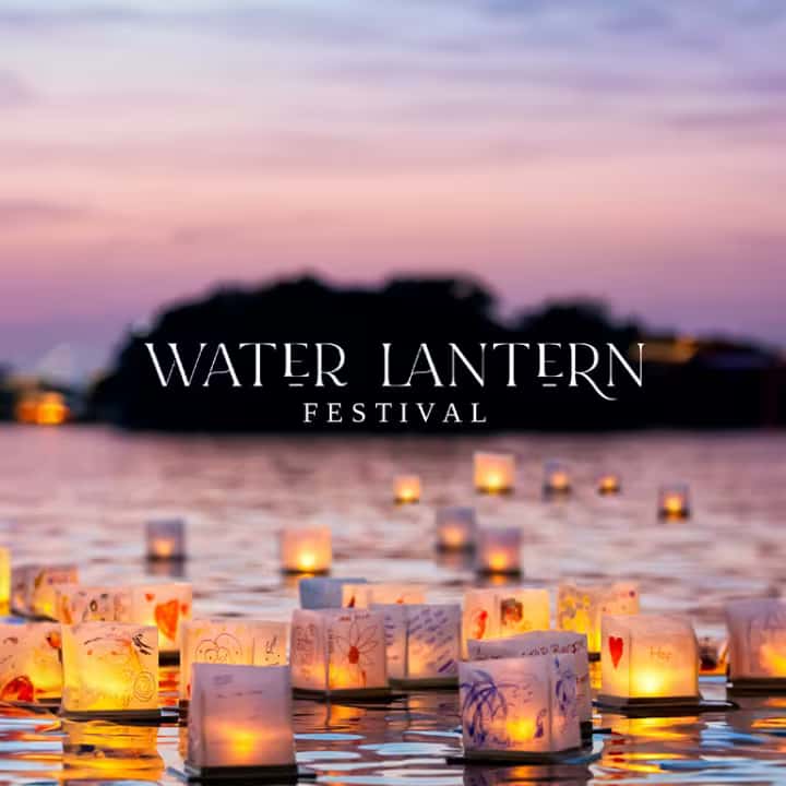 Linternas flotantes en el lago de Puerto Venecia