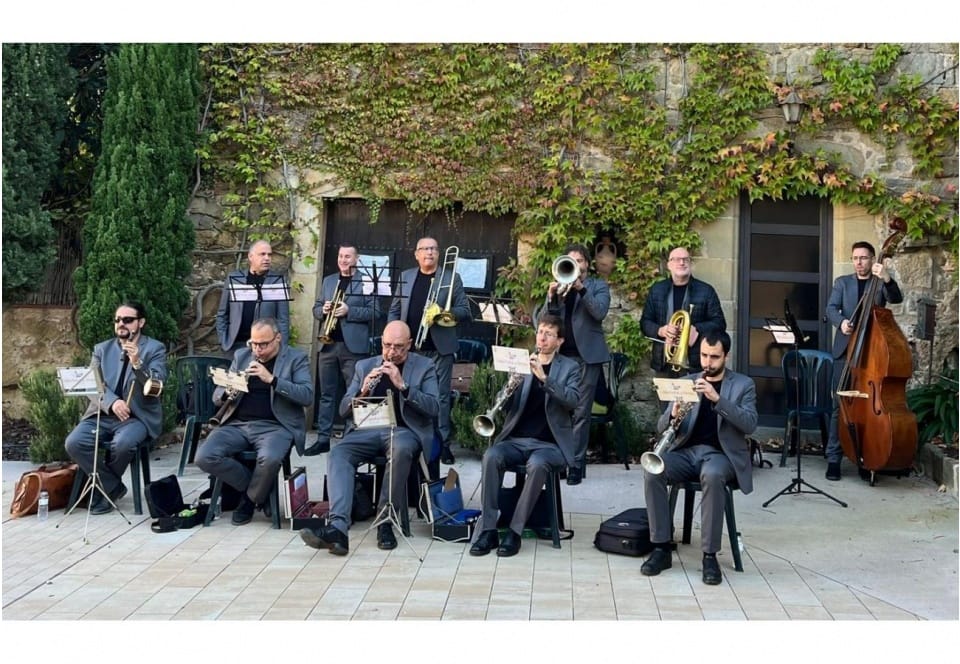 Sardanas al fresco: Cobla Ciutat de Girona