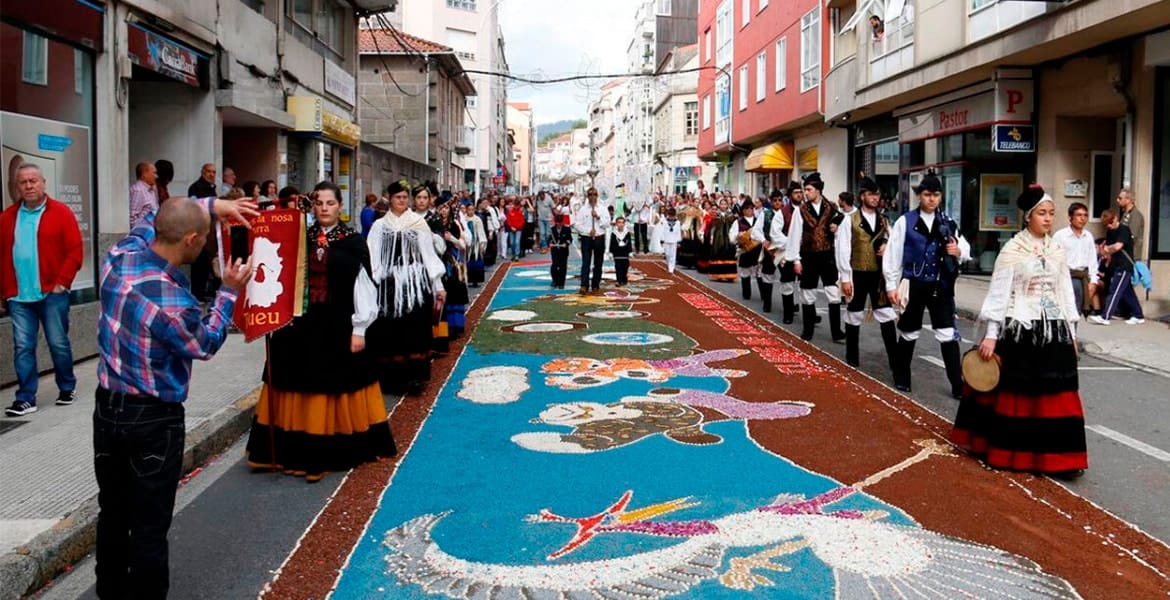 Alfombras florales de Bueu: arte efímero y tradición marina