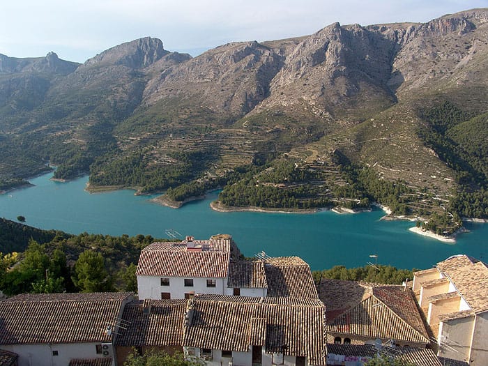 Guadalest: castillo, ocho museos y un pantano esmeralda