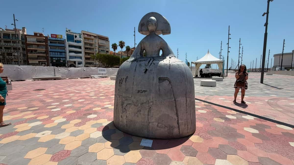 El puerto de Torrevieja se vuelve museo con Manolo Valdés