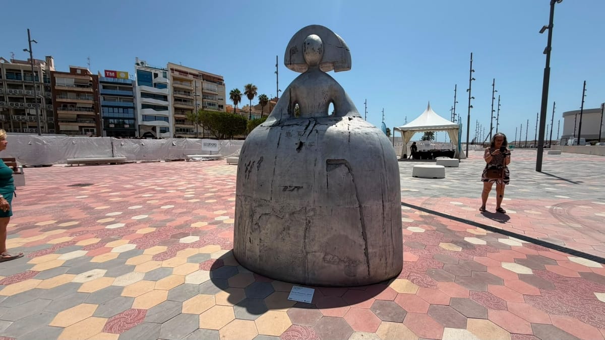 El puerto de Torrevieja se vuelve museo con Manolo Valdés
