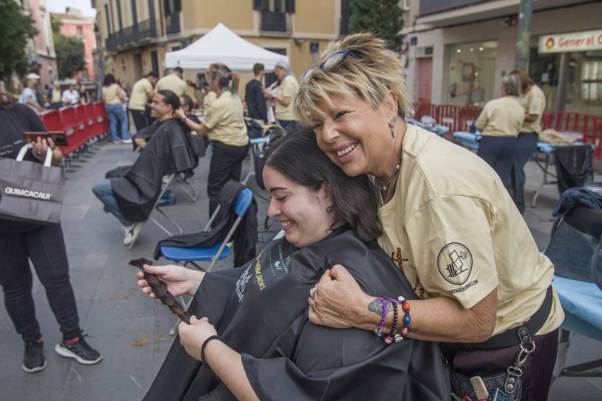 Rapada solidaria contra el cáncer infantil en el Raval