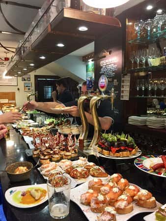 Pintxos clásicos en el Bar Sport de San Sebastián