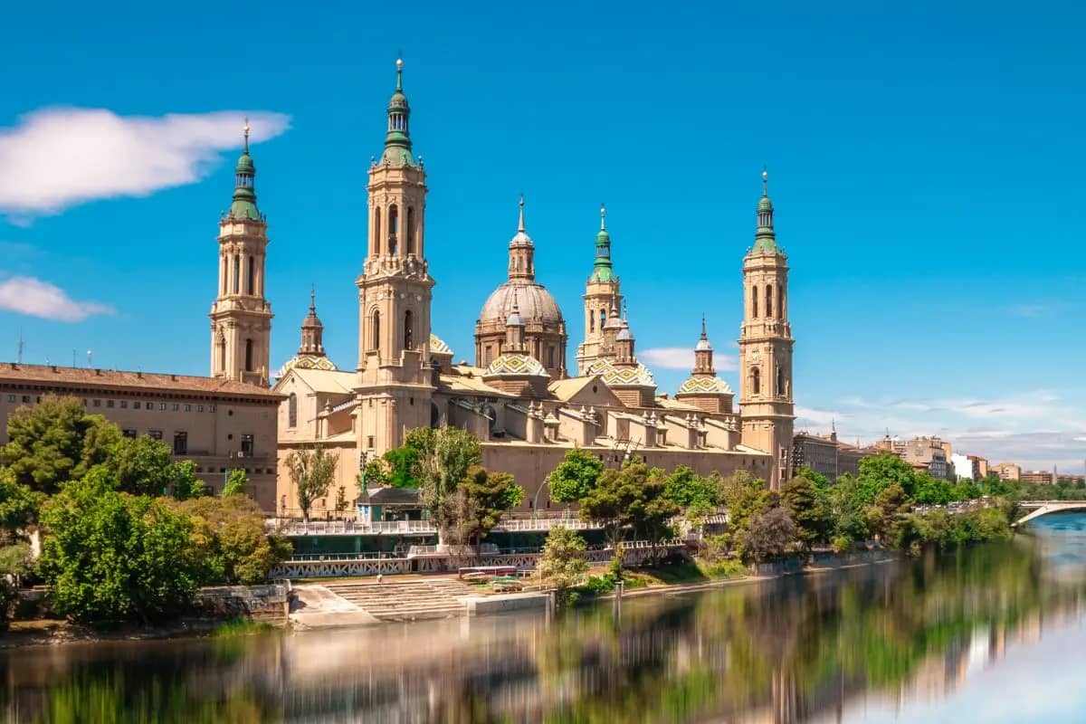 Nuevos miradores y asadores para comer frente al Ebro
