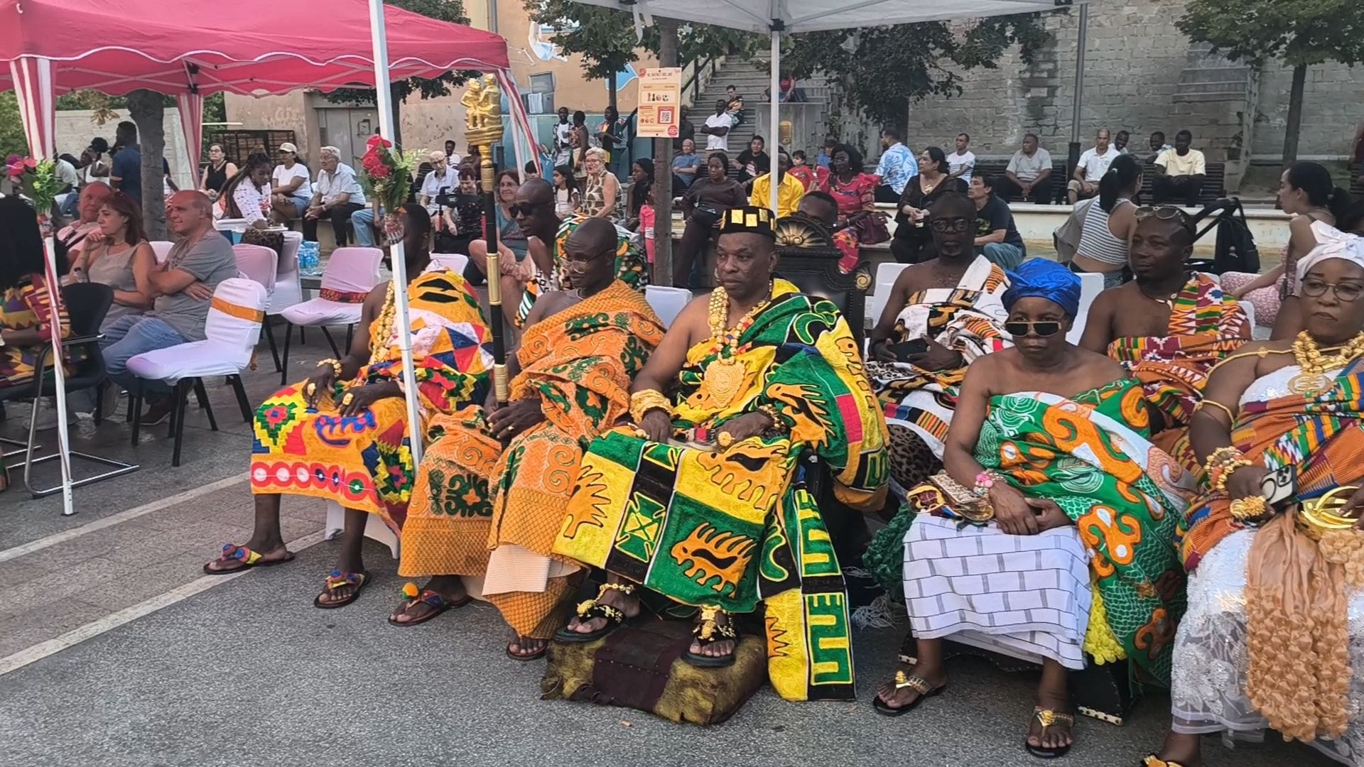 El Kente Festival llenó de color la plaza Sant Domènec