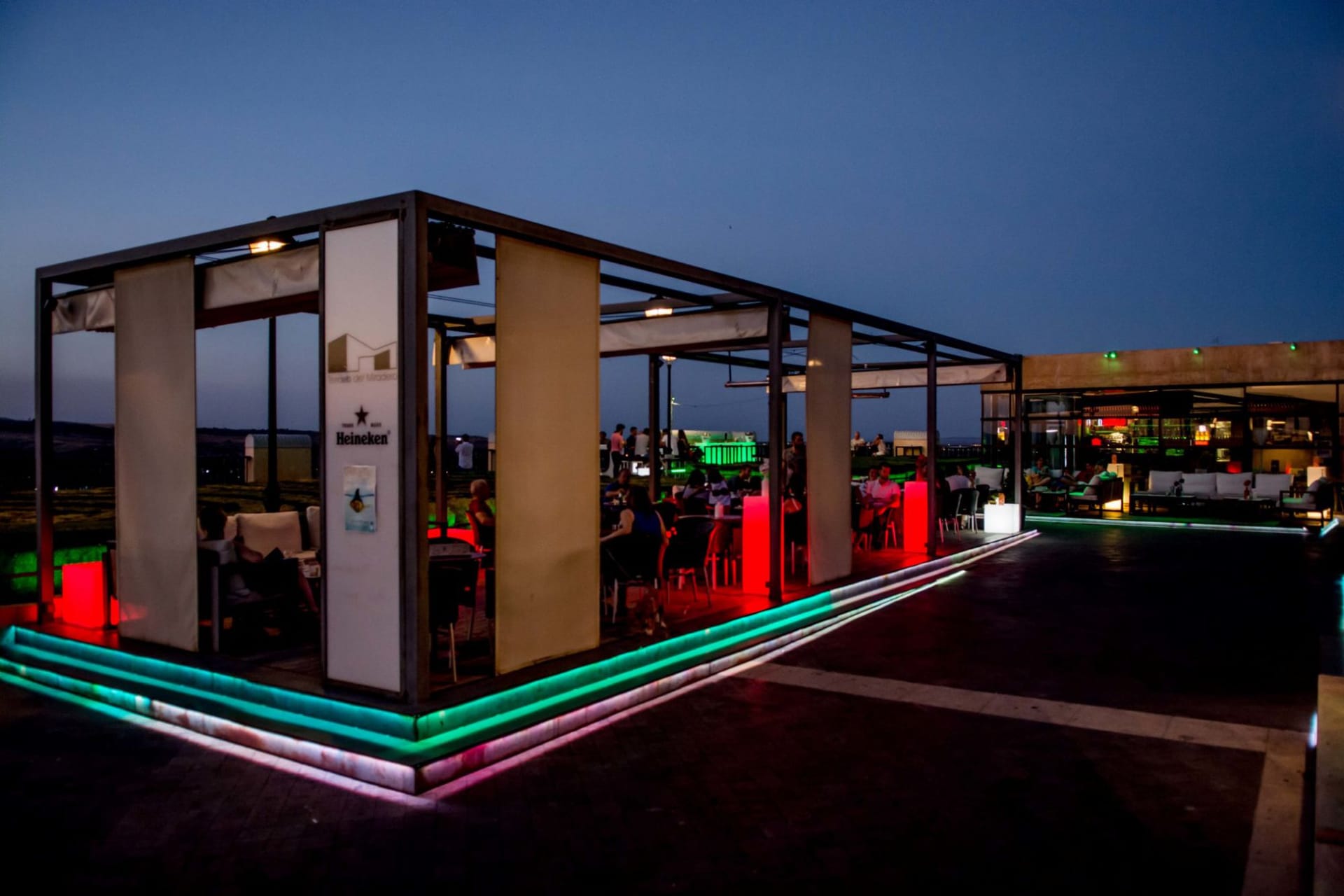 Terraza Miradero: vistas panorámicas sobre el aparcamiento