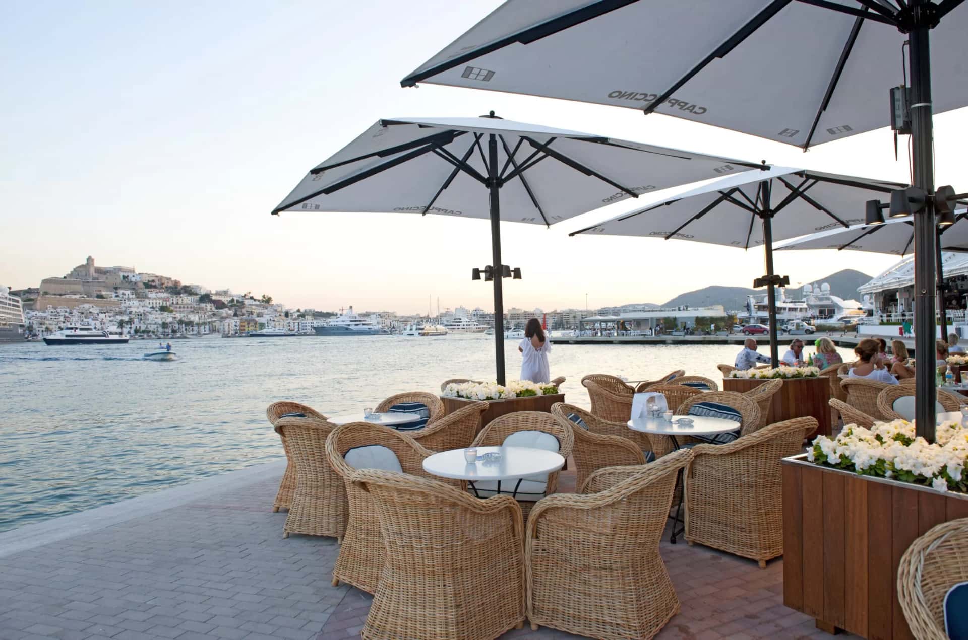 Cappuccino Marina Ibiza: vistas a Dalt Vila todo el año