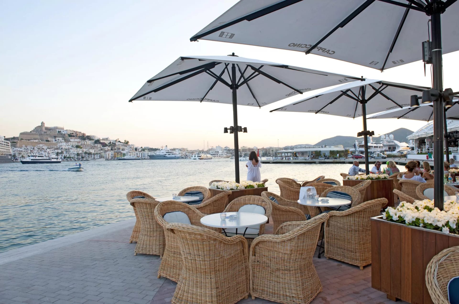 Cappuccino Marina Ibiza: vistas a Dalt Vila todo el año