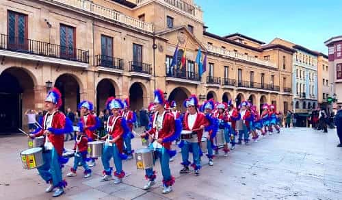 Guía Gastronómica del Antroxu en Oviedo: Pote y Frixuelos