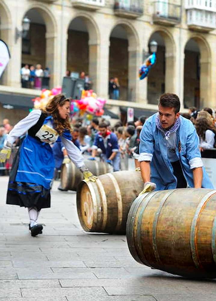 La Carrera de Barricas anima el Día del Blusa en Vitoria