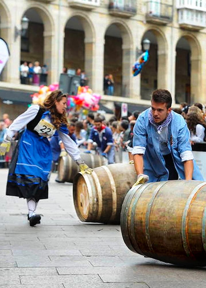 La Carrera de Barricas anima el Día del Blusa en Vitoria