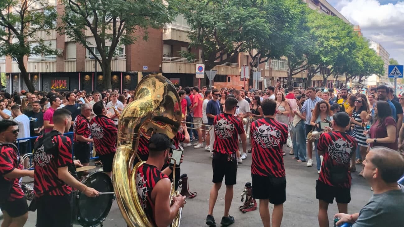La Charandorga pone música al tardeo de la Feria