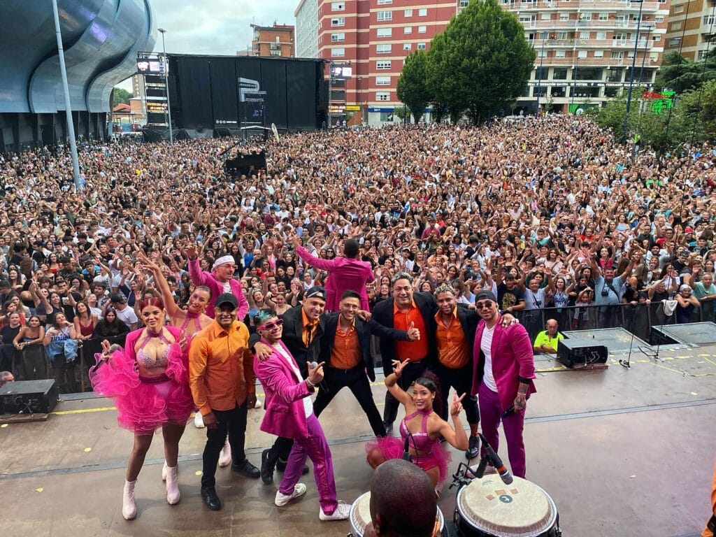El Combo Dominicano puso ritmo a las verbenas de Vigo