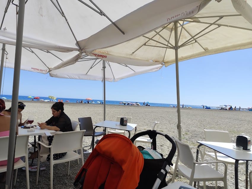 Pura Vida: marisco y playa en el chiringuito de Motril
