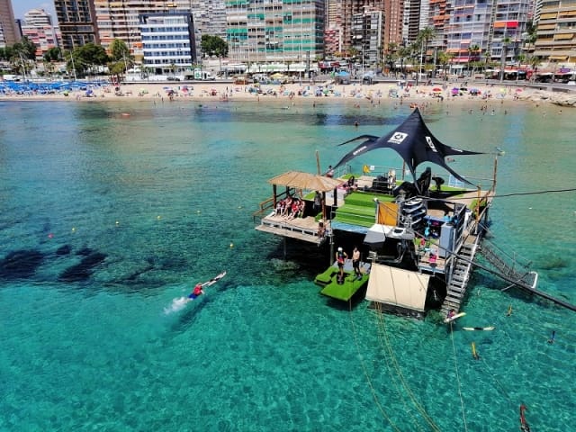 El Cable Ski de Benidorm cumple 60 años sobre la playa de Levante