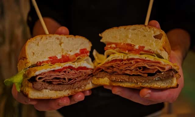 Bocadillos y hamburguesas premiados que arrasan en Gijón