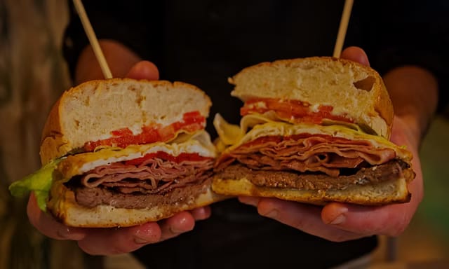 Bocadillos y hamburguesas premiados que arrasan en Gijón
