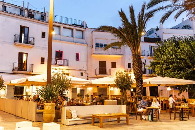 Puerto Fino Ibiza: carne a la brasa frente al puerto
