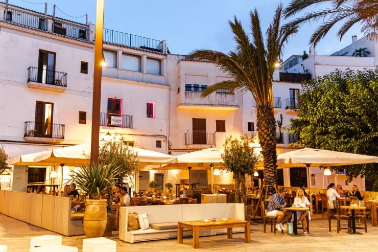 Puerto Fino Ibiza: carne a la brasa frente al puerto