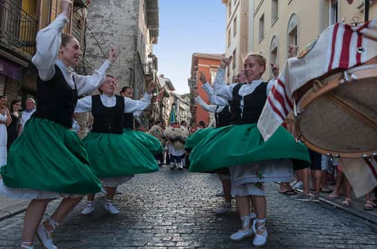 Euskal Jira: danza vasca en la plaza Urdanibia