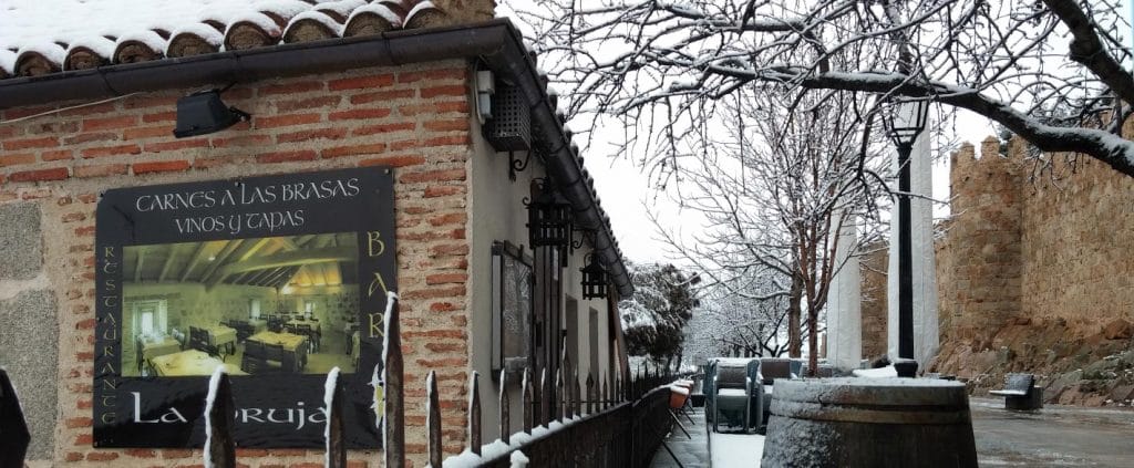Restaurante La Bruja: carnes a la brasa junto a la Muralla