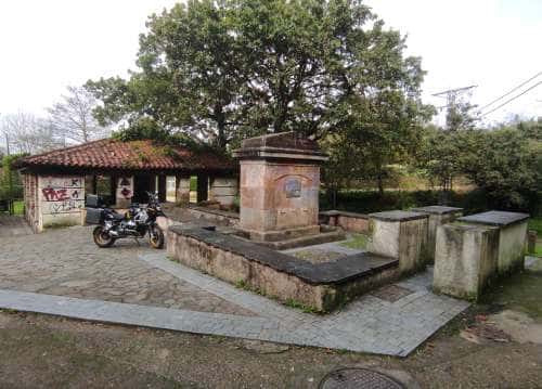 Ruta por la renovada fuente de Isabel II en Cabueñes