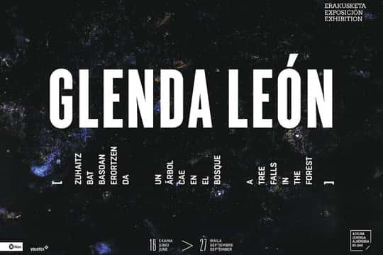 Glenda León. Un árbol cae en el bosque