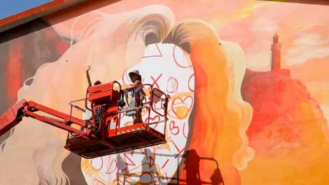 El Perla Mural Fest tiñe de arte las paredes de Fene