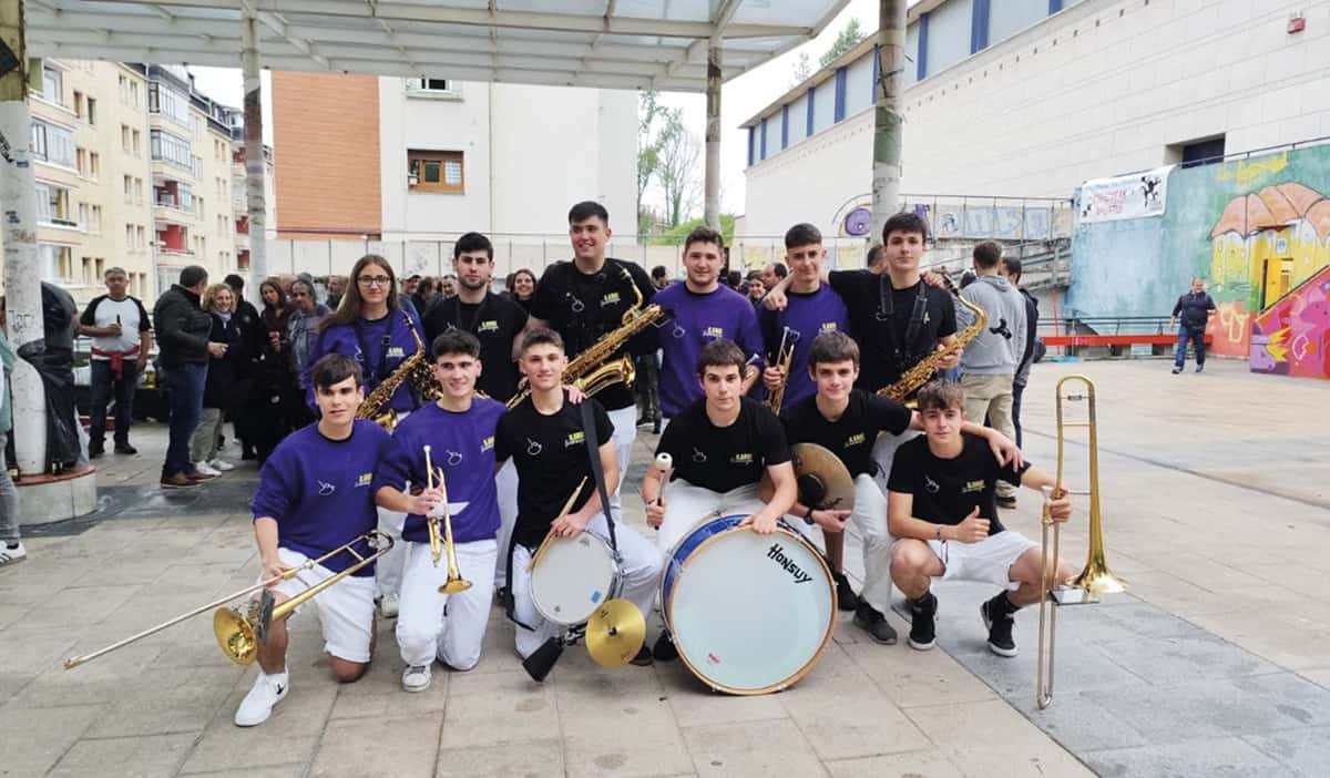 Tamborrada infantil y gigantes y cabezudos de Bidebieta