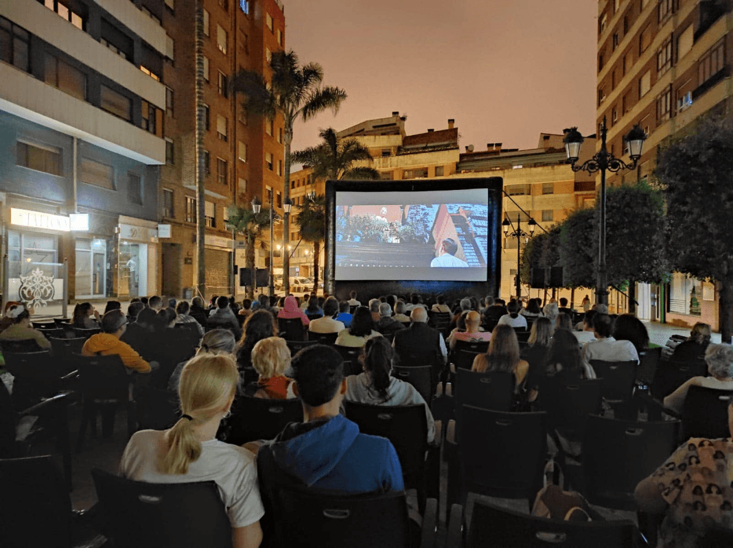 Cine a la luz de la luna: Robot Salvaje