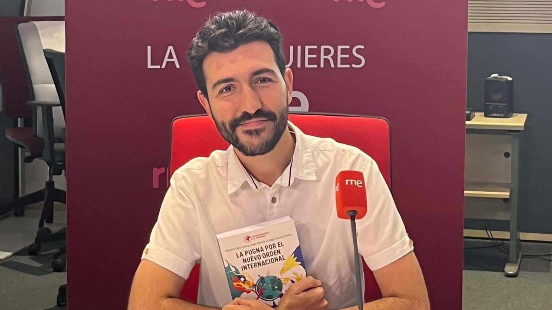 Charla Descifrando la Guerra