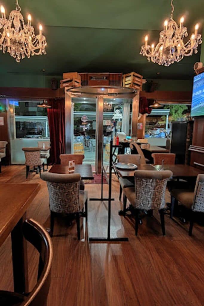Hipódromo London Pub: restaurante de día y pub de noche