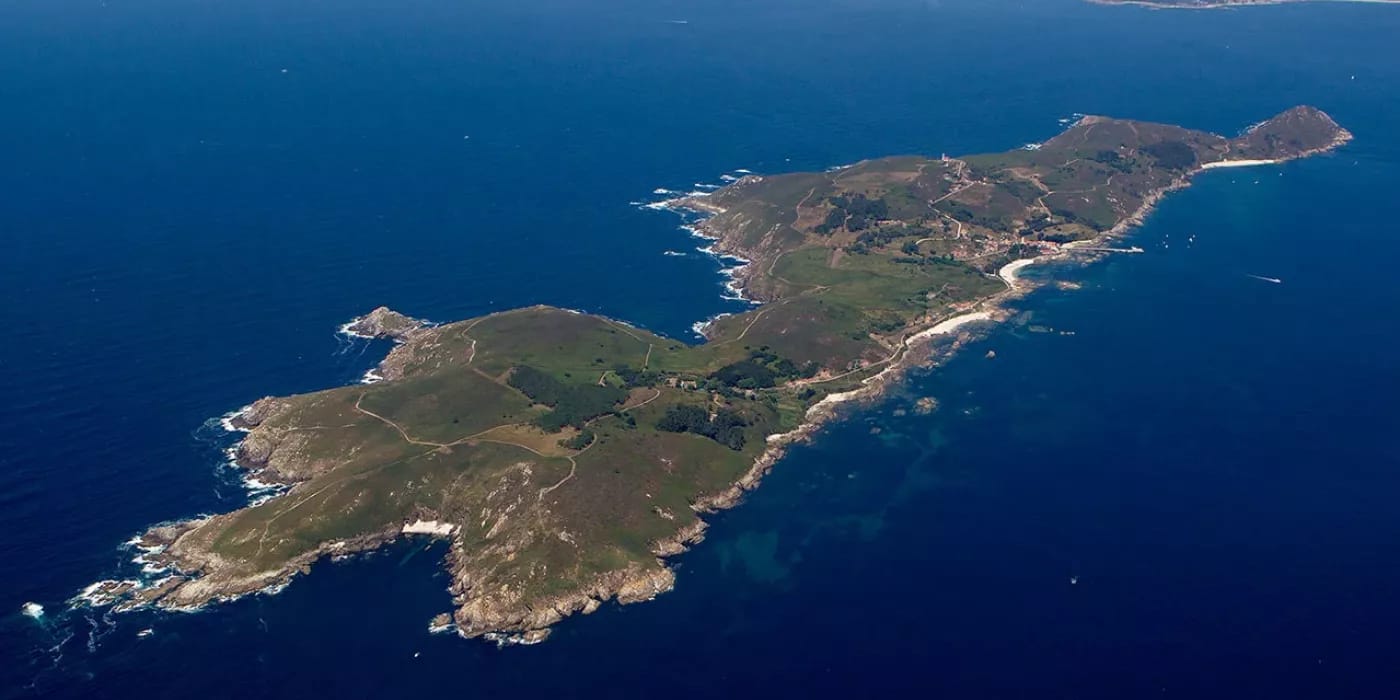 Ruta al Faro de Ons: cien años de historia en la isla