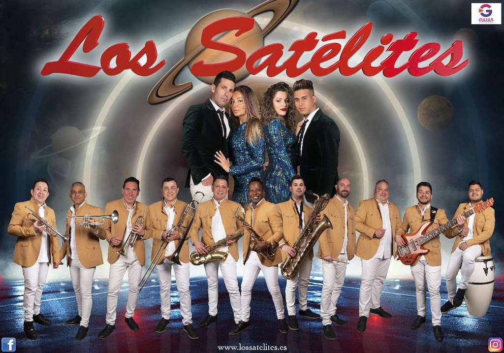 Actuación de la orquesta Os Satélites