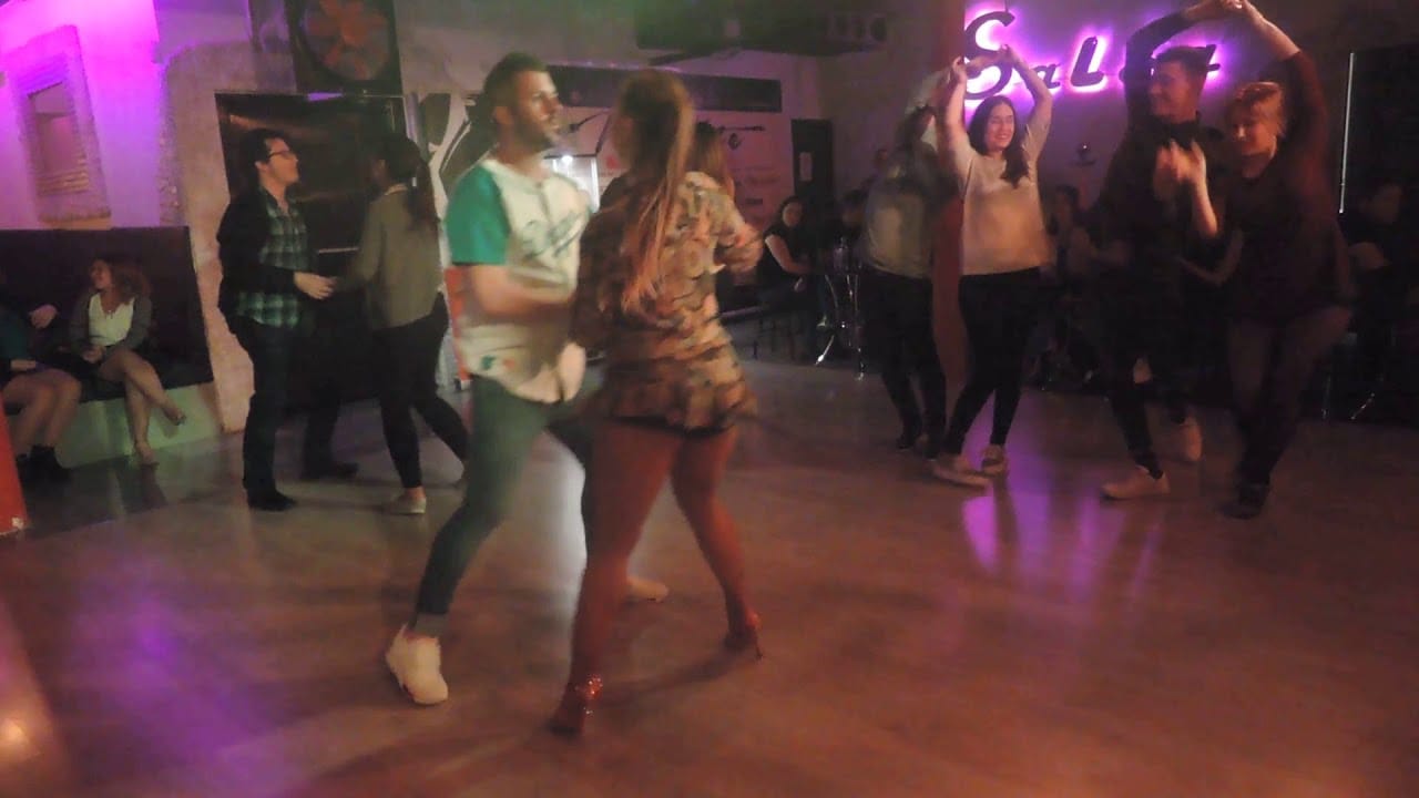 Clase gratuita de salsa - Academia Muévete