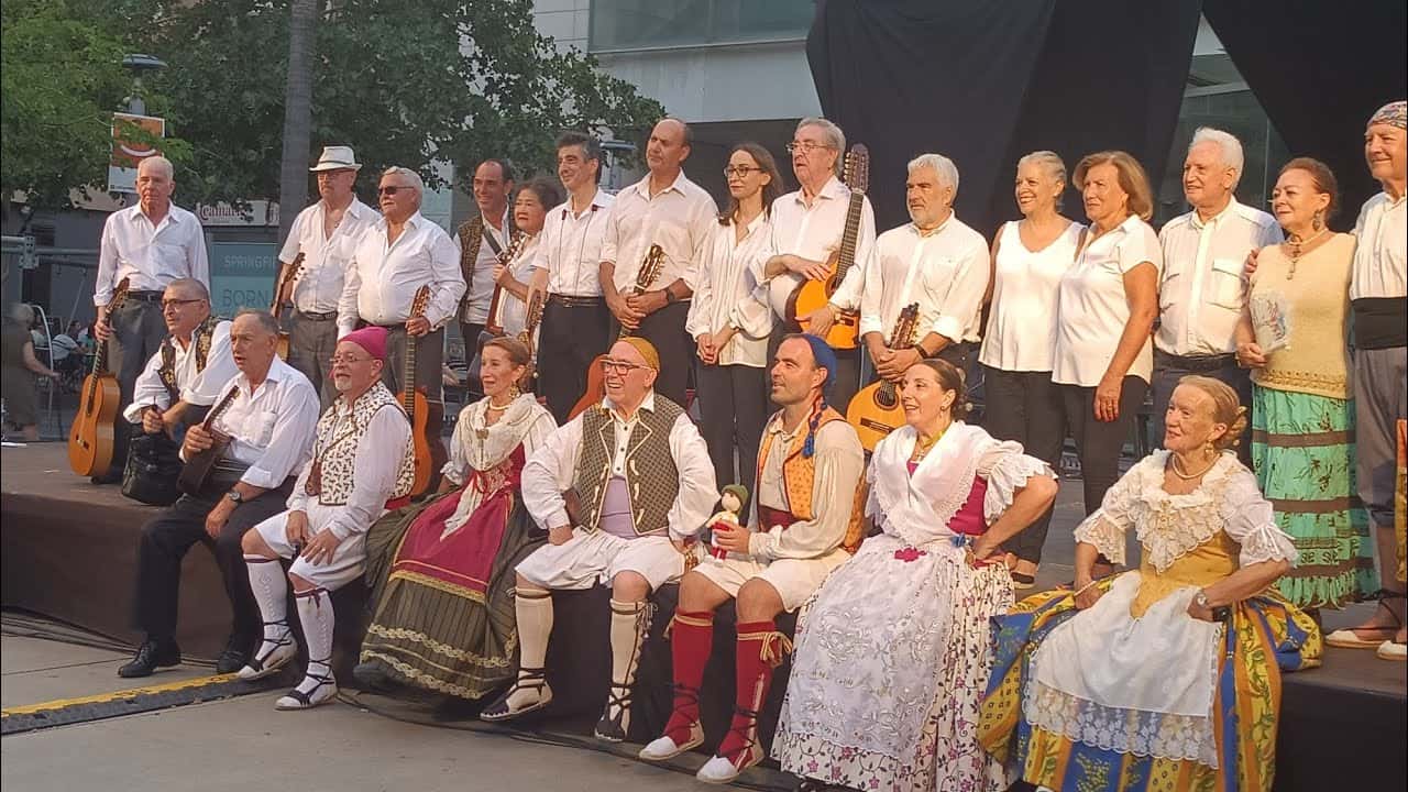 Bailes tradicionales en la calle con Grup d'Albades Els Llauradors de Torrent