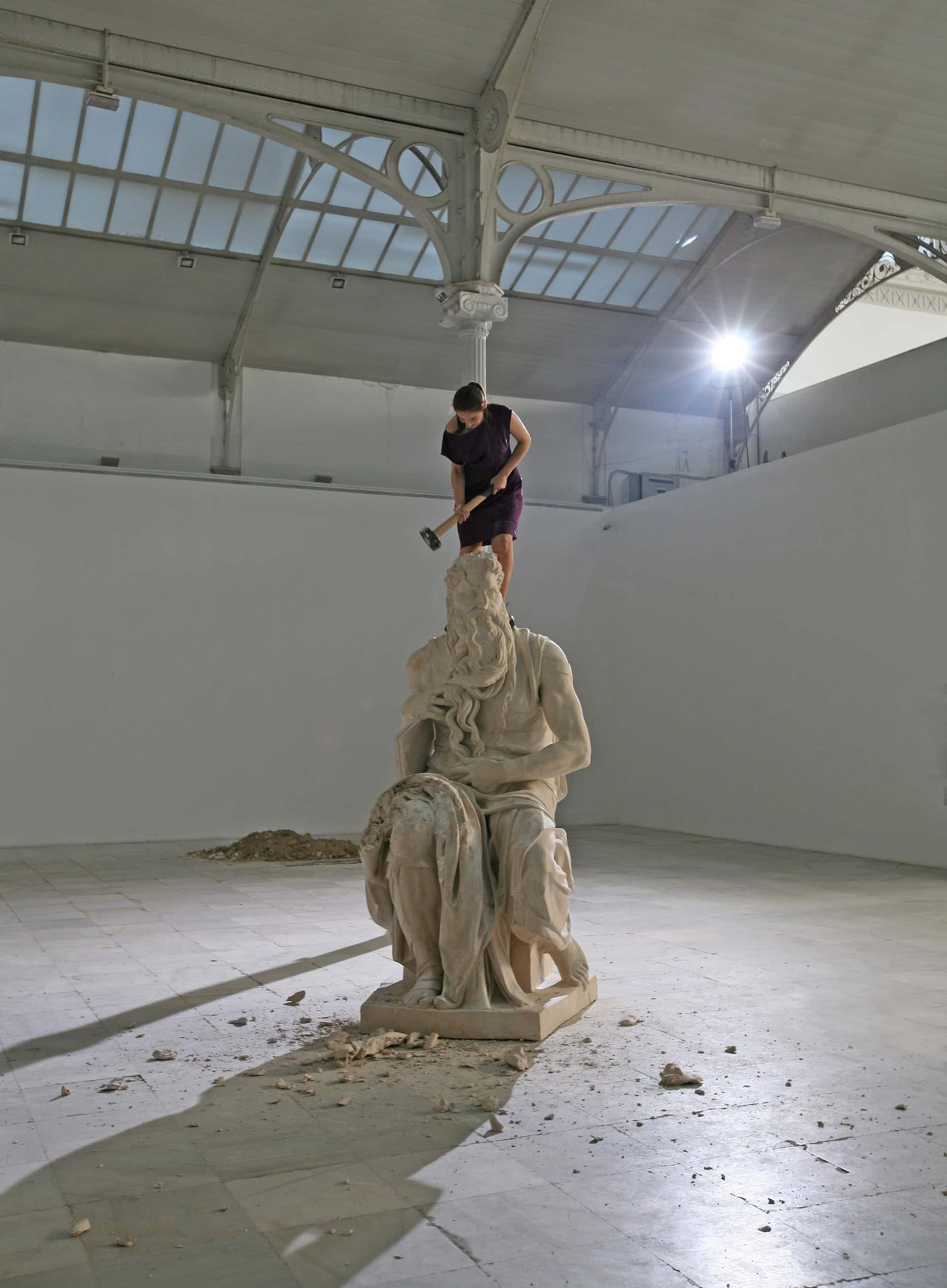 Cristina Lucas. E-conmotion