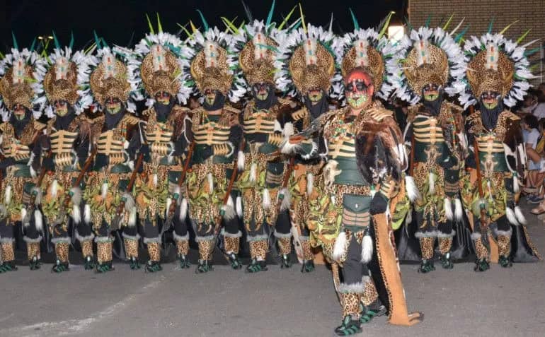 El gran desfile de Moros y Cristianos llena de color Aldaia