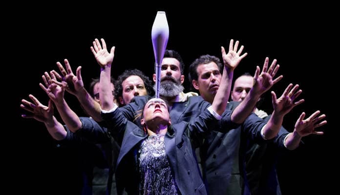 Santiago escribe sus deseos para el 2026 con chocolatada y malabares