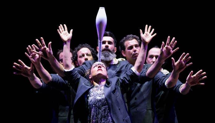 Santiago escribe sus deseos para el 2026 con chocolatada y malabares