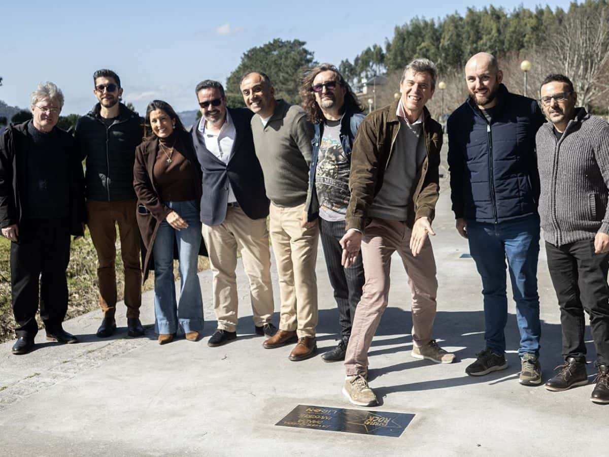Un paseo entre estrellas del rock frente a la ría de Poio