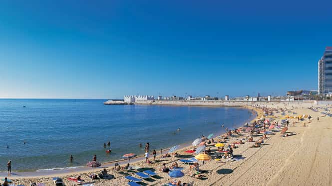 El piromusical cierra La Mercè desde la playa