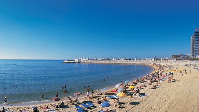 El piromusical cierra La Mercè desde la playa