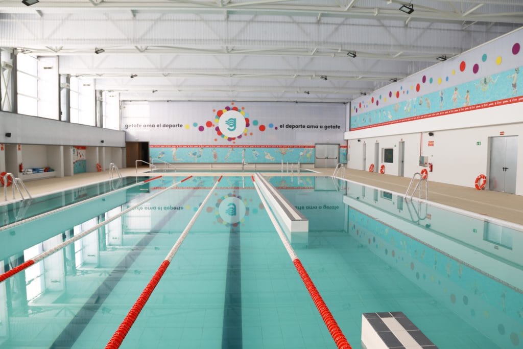 El Polideportivo de San Isidro estrena césped