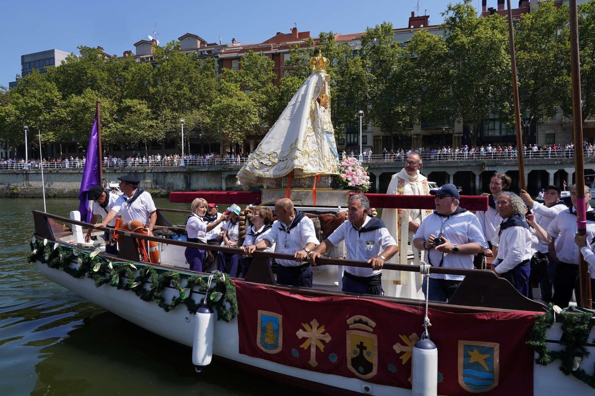 La procesión náutica de la Amatxu recorre la ría