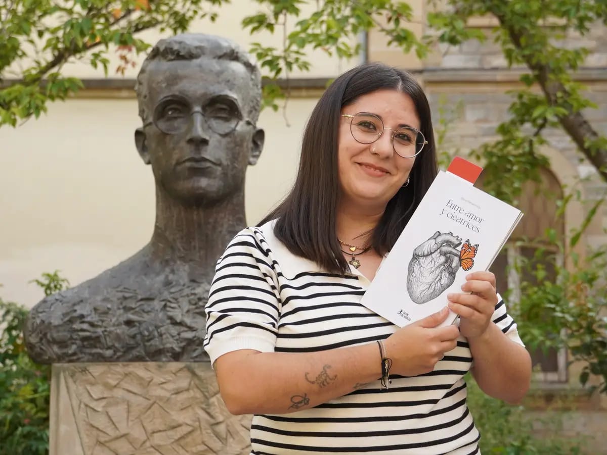 Presentación del poemario 'Entre Amor y Cicatrices' de @puritananosoy