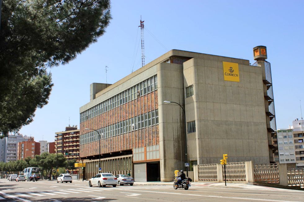 Abrazo simb贸lico al edificio de Correos