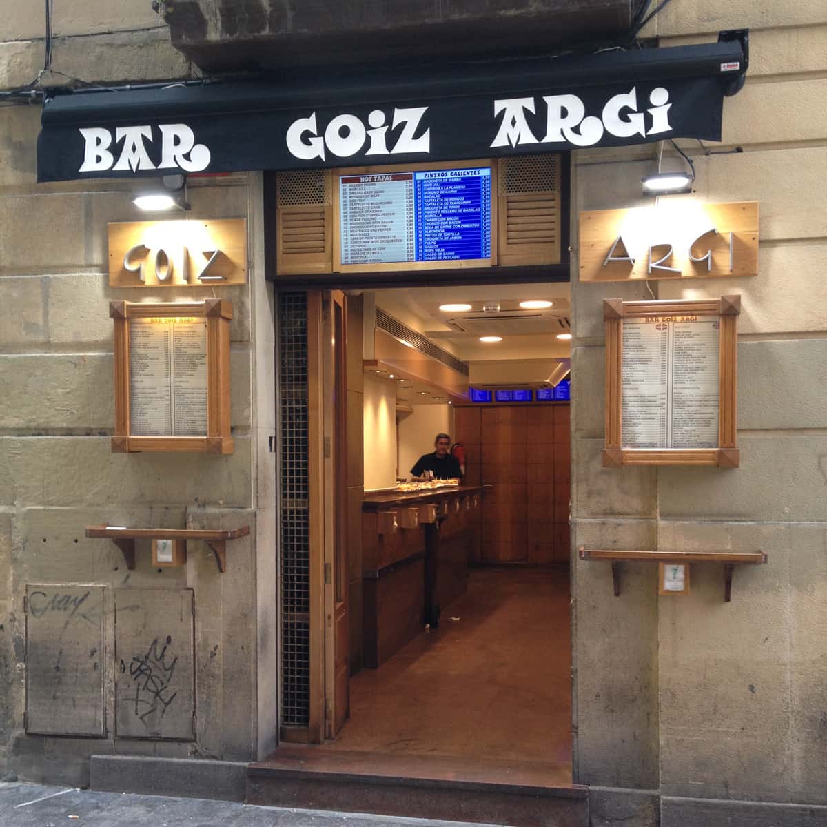 Bar Goiz-Argi: la famosa brocheta de gambas en la Parte Vieja